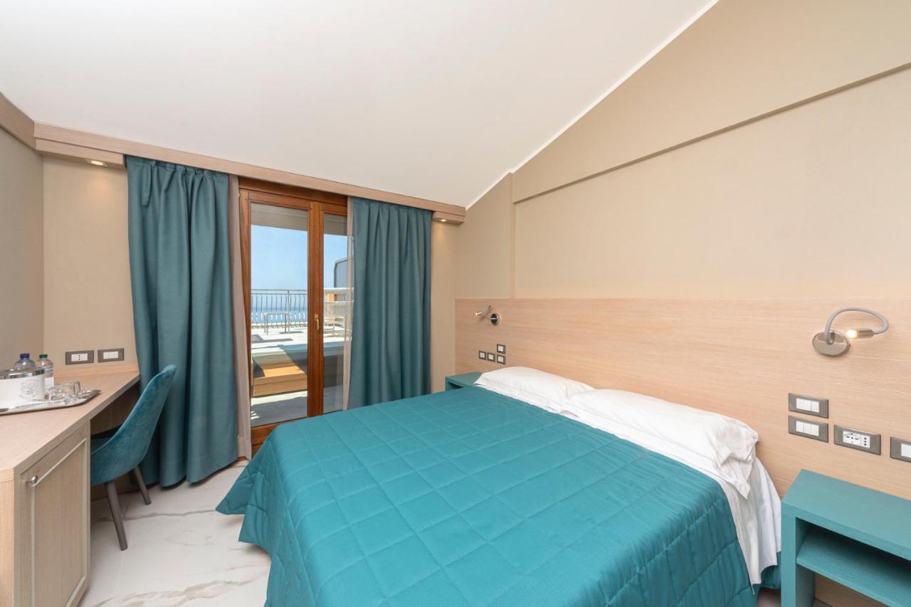 Hotel Porto Roca มอนเตรอสโซ อัล มาเร ภายนอก รูปภาพ