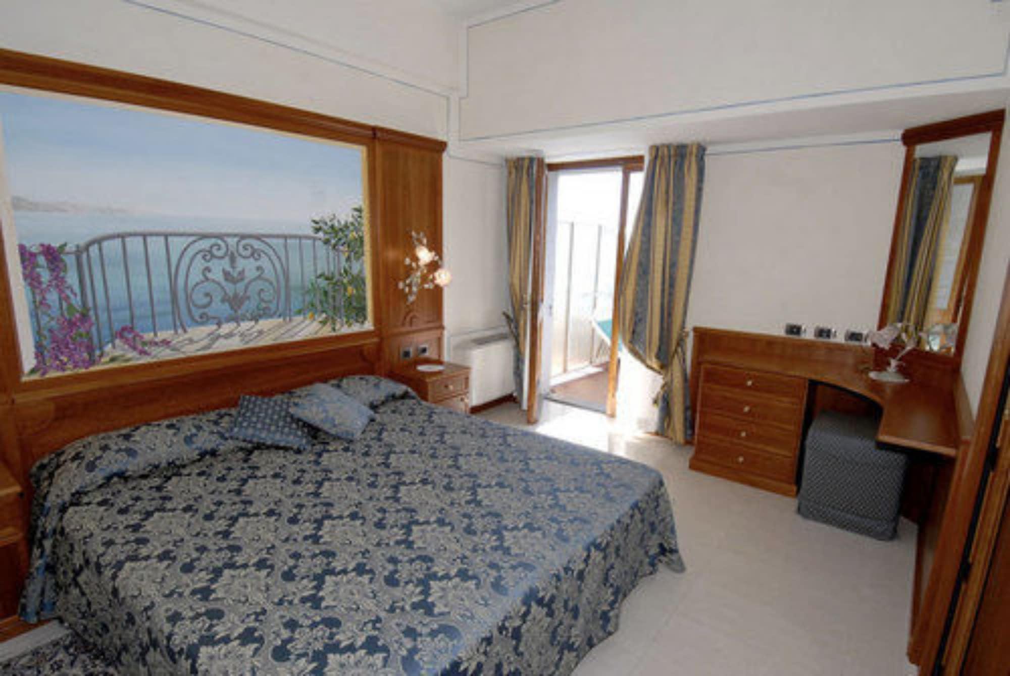 Hotel Porto Roca มอนเตรอสโซ อัล มาเร ภายนอก รูปภาพ