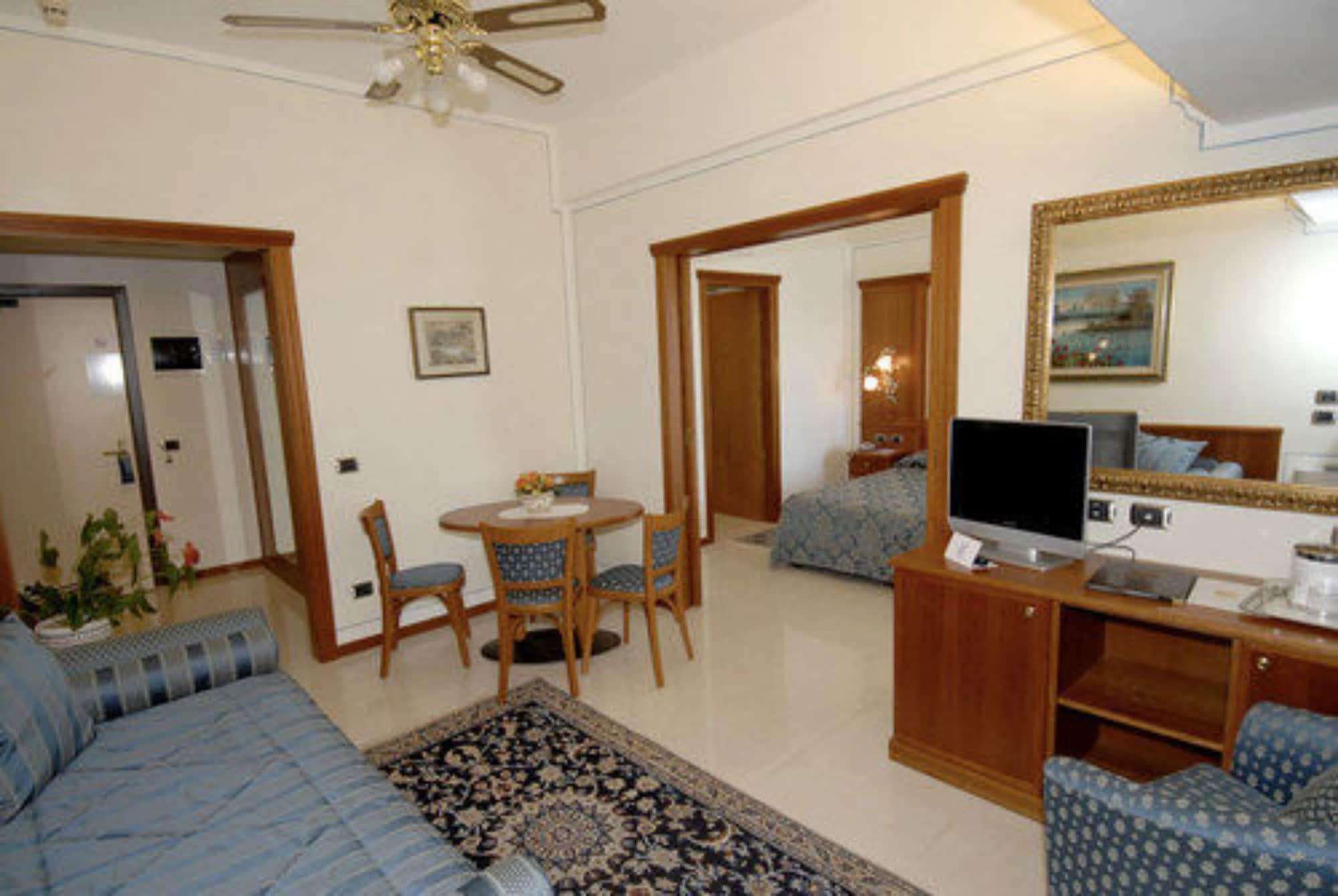 Hotel Porto Roca มอนเตรอสโซ อัล มาเร ภายนอก รูปภาพ