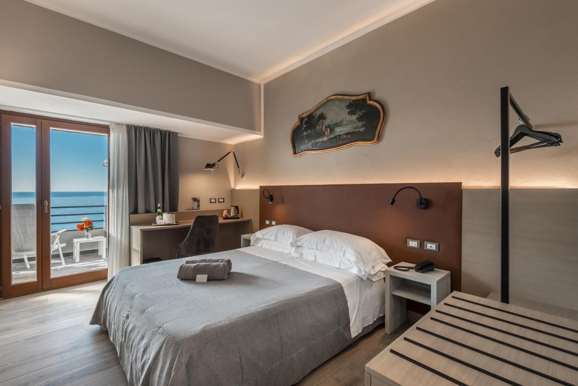 Hotel Porto Roca มอนเตรอสโซ อัล มาเร ภายนอก รูปภาพ