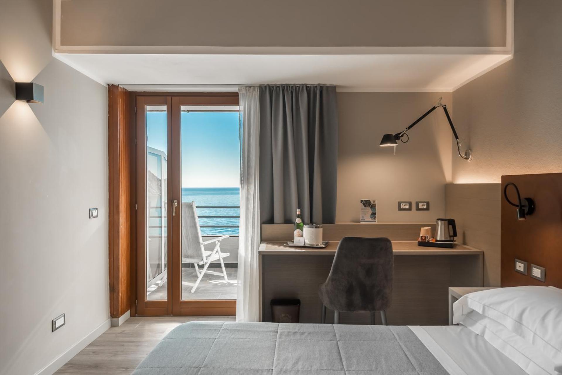 Hotel Porto Roca มอนเตรอสโซ อัล มาเร ภายนอก รูปภาพ