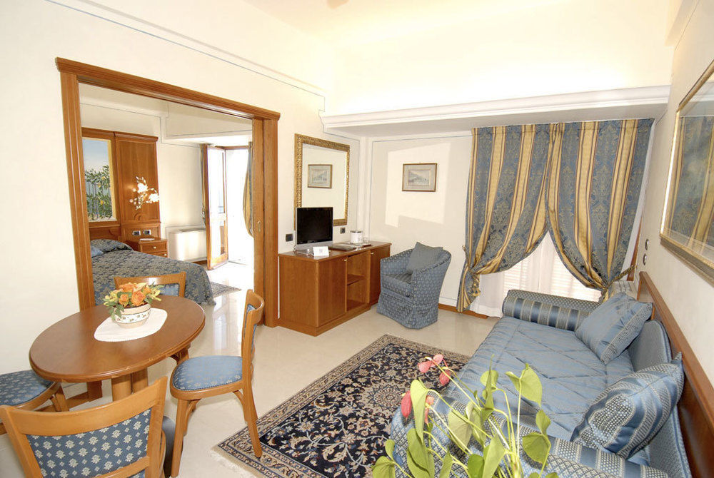 Hotel Porto Roca มอนเตรอสโซ อัล มาเร ภายนอก รูปภาพ